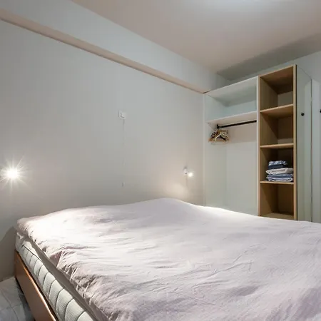 Lecomte - The Shoreline Coastal Walks 190 *