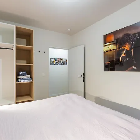 Lecomte - The Shoreline Coastal Walks 190 *