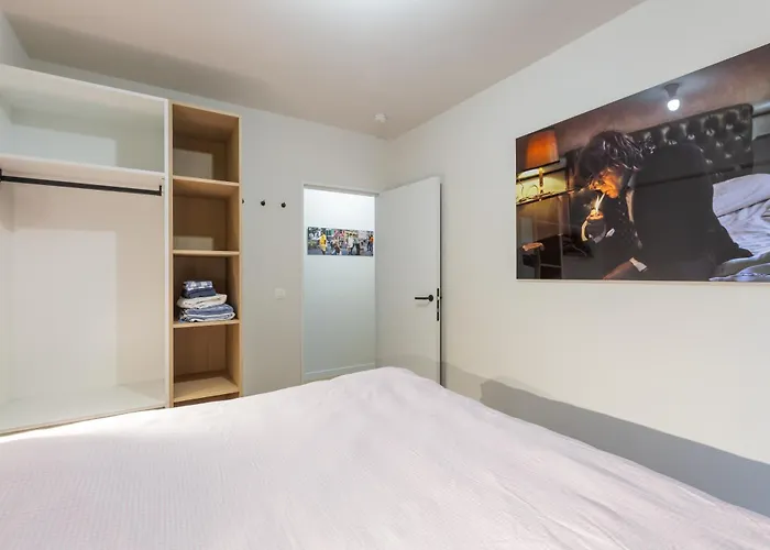 Lecomte - The Shoreline Coastal Walks 190 *